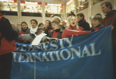 605867 Afbeelding van een zangkoor voor Amnesty International in het Radboudkwartier van het winkelcentrum Hoog ...